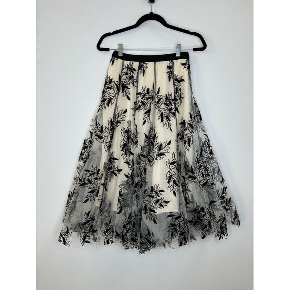 Tulle cream and black mesh skirt with floral detail